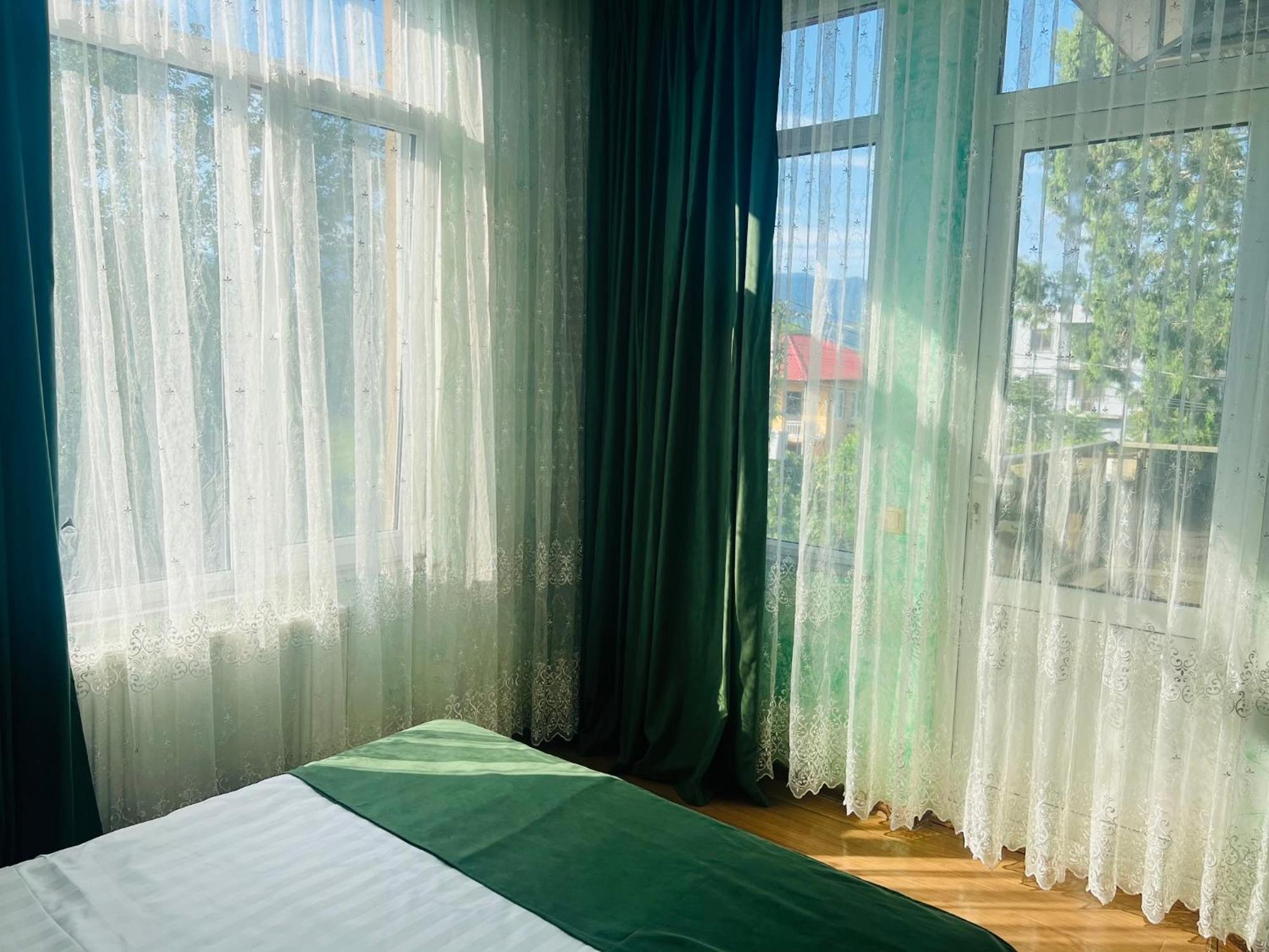 Apartments Nita バトゥーミ エクステリア 写真